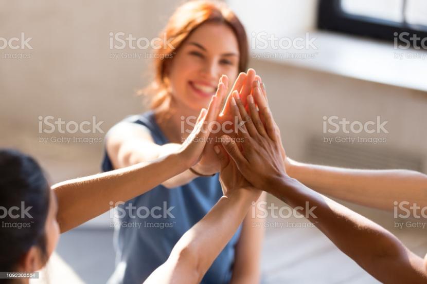 das ist ein Bild mit Händen